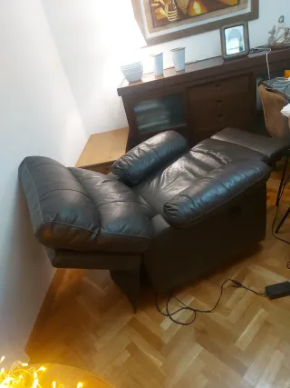 Sillón eléctrico de piel marrón oscuro