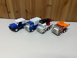 Lote 4 camiones de juguete.