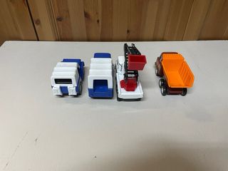 Lote 4 camiones de juguete.