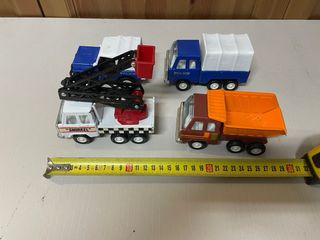 Lote 4 camiones de juguete.