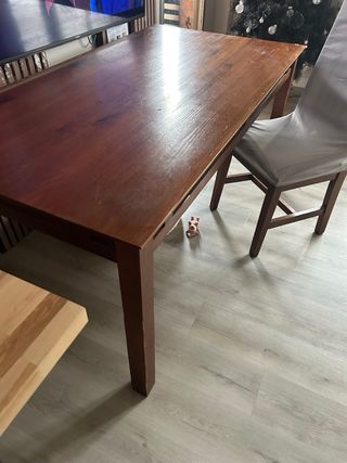 Mesa de comedor de madera