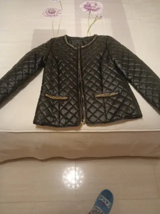 Chaqueta acolchada negra con cadena