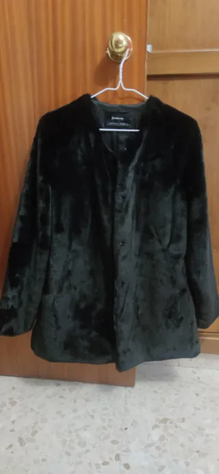 Abrigo pelo Stradivarius negro talla M