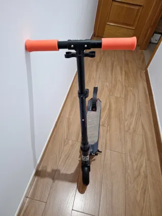 Patinete Oxelo Naranja y gris.