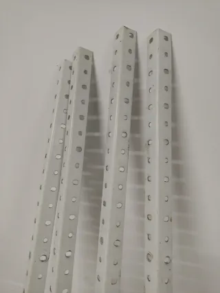 4 BARRAS DE ESTANTERÍA METÁLICA