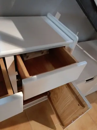 Mueble bajo blanco 2 puertas y cajones.