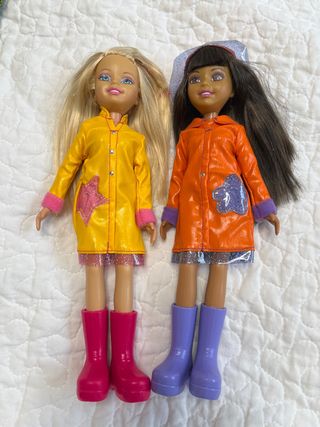 Muñecas con chubasqueros y botas