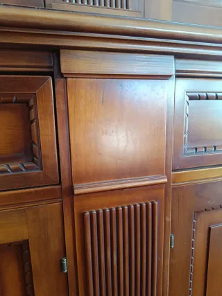 Vitrina de madera maciza con puertas de cristal