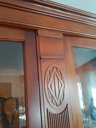 Vitrina de madera maciza con puertas de cristal