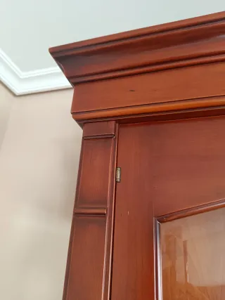 Vitrina de madera maciza con puertas de cristal