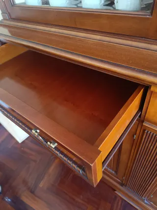 Vitrina de madera maciza con puertas de cristal