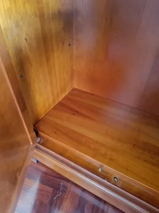 Vitrina de madera maciza con puertas de cristal