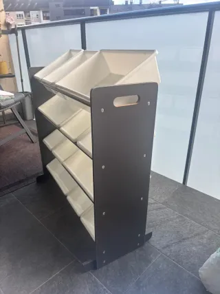 Estantería madera con cajas de plástico