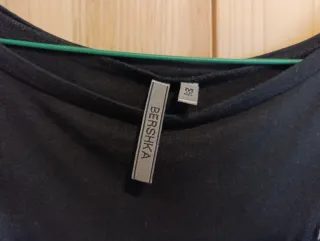 Vestido negro con tachuelas plateadas.