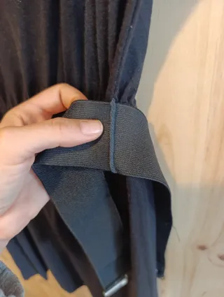 Vestido negro con tachuelas plateadas.