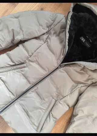 Abrigo plumífero Zara gris con capucha
