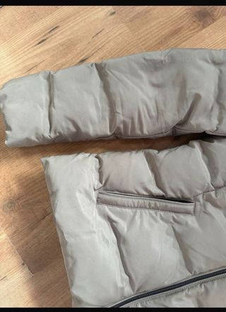 Abrigo plumífero Zara gris con capucha