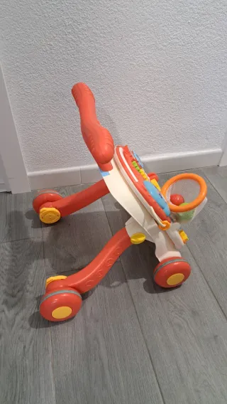 Andador infantil con panel de actividades