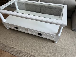 Mesa de centro blanca con cristal y cajones