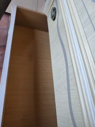 Cajonera de madera con detalles dorados