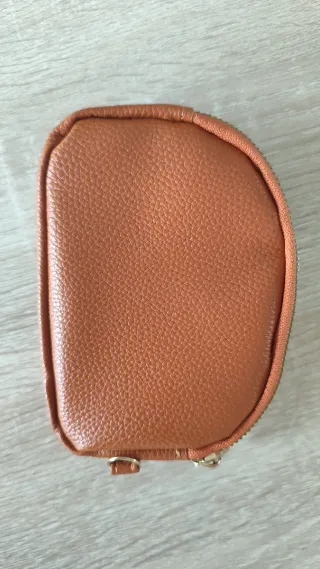Cartera monedero marrón con cremallera dorada.
