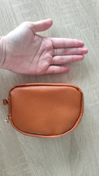 Cartera monedero marrón con cremallera dorada.