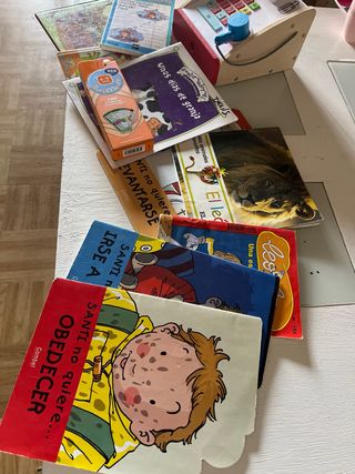Caja registradora y lote de libros infantiles