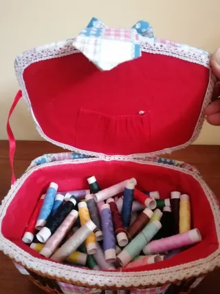 Costurero antiguo de mimbre y tela