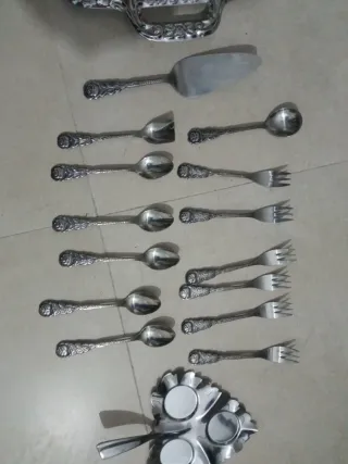 Bandeja y cubertería de metal plateado