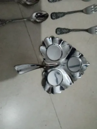 Bandeja y cubertería de metal plateado