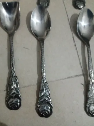 Bandeja y cubertería de metal plateado