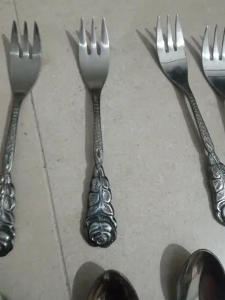 Bandeja y cubertería de metal plateado