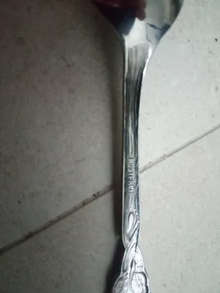 Bandeja y cubertería de metal plateado