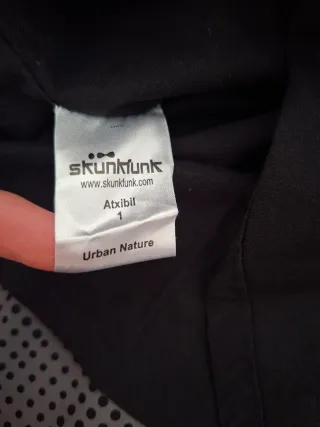 Falda Skunkfunk gris con estampado