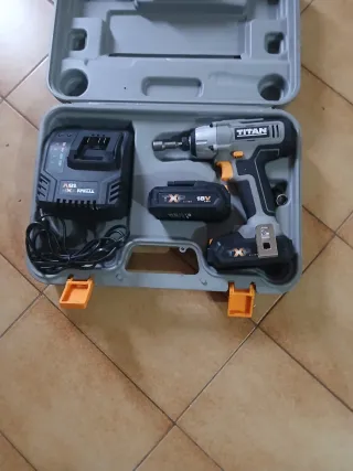 Atornillador Titan 18V con cargador y maletín