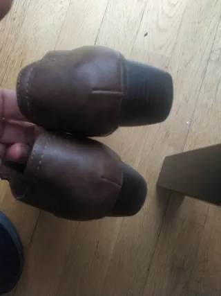 Botín marrón con botones.