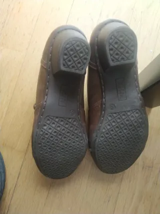 Botín marrón con botones.