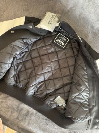 Chaqueta Bomber Guess Negra y Blanca