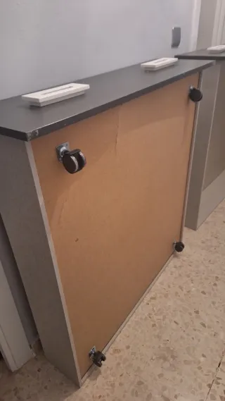 Cajones de cama grises y blancos