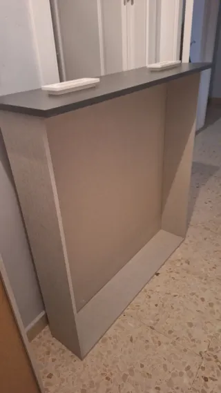 Cajones de cama grises y blancos