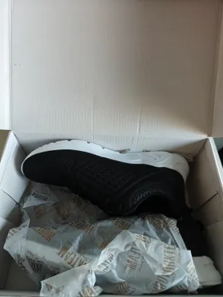 Zapatillas deportivas negras y blancas