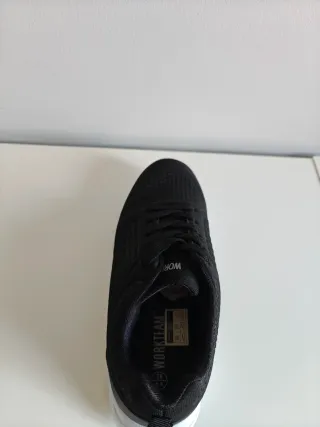 Zapatillas deportivas negras y blancas