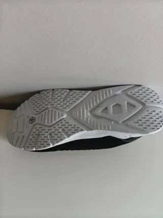 Zapatillas deportivas negras y blancas