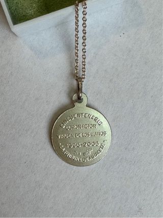 Collar de plata con medalla