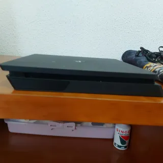PS4 Slim 1TB Negra - Buen Estado - NEGOCIABLE