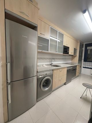 Cocina completa madera, metal y cristal.