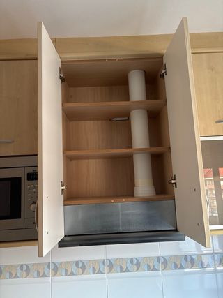 Cocina completa madera, metal y cristal.