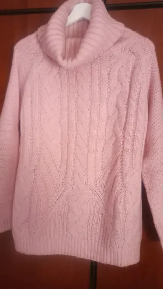 Jersey de lana rosa trenzado