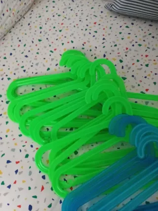 Lote de perchas infantiles de plástico.19 perchas