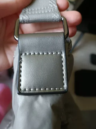 Bolso gris plateado impermeable